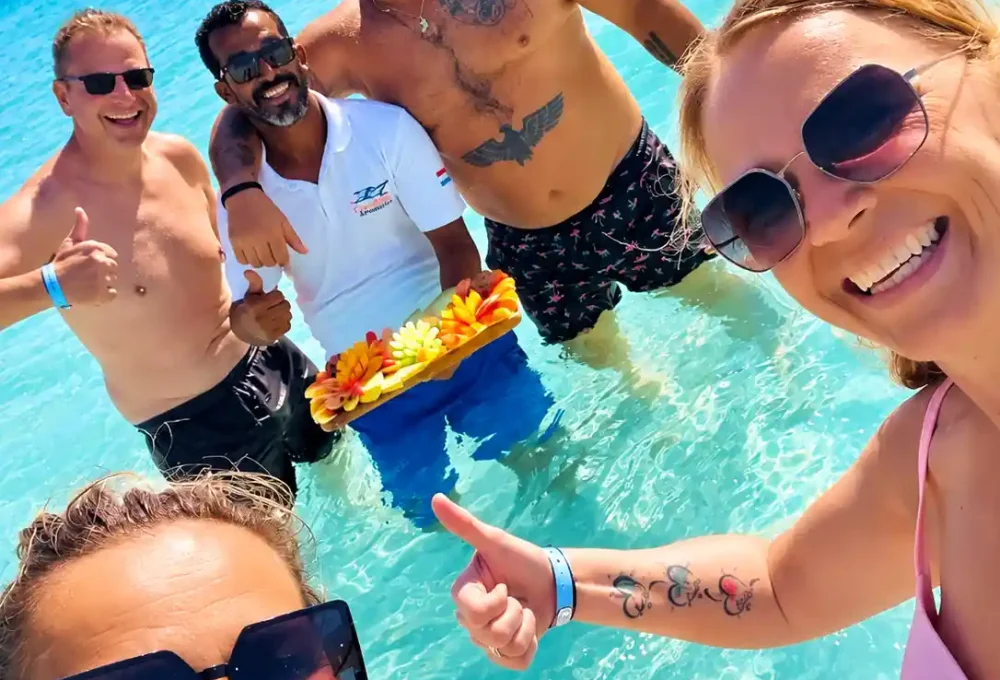 La Familia Tropical Ocean Selfie
